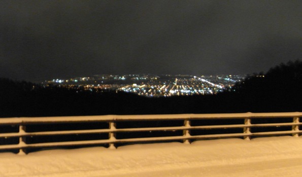 Ansicht bei Nacht von der Brücke