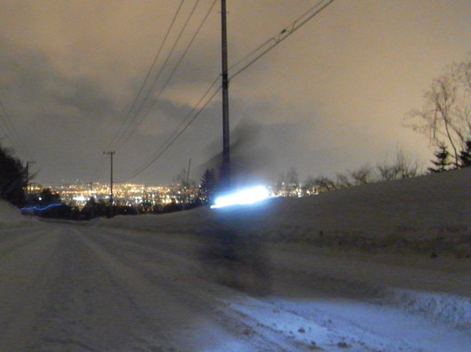 Tesseract und die Ansicht bei Nacht von der Stadt Teine