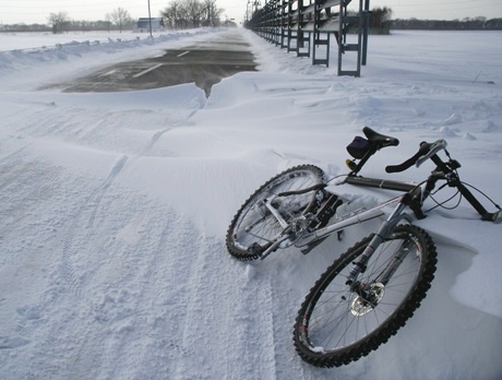 Schneeverwehung und das Fahrrad Tesseractsin Oyafuru