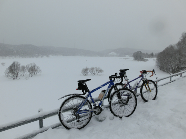 Vélos et le lac de Tobetsu-Fukuro