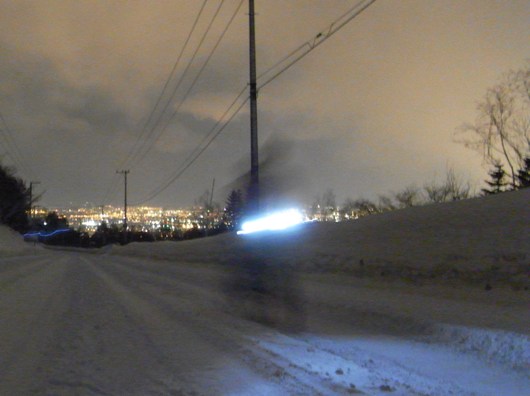 Tesseract ed un panorama notturno della città di Teine