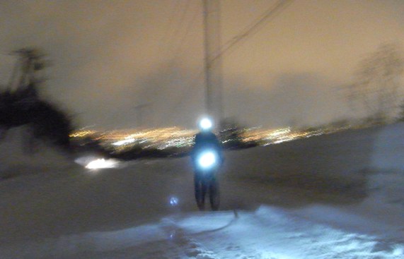 Dr.K et le panorama nocturne de la cité de Teine