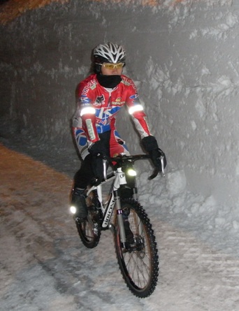 Cairn avec un mur de neige