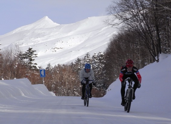 Dr.Yamamoto et K dans le sprint avec le Mt.Bieidake