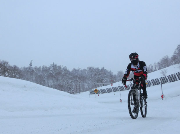 K passe le virage de forme oméga