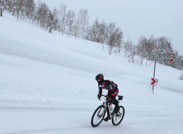 K passe le virage de forme oméga