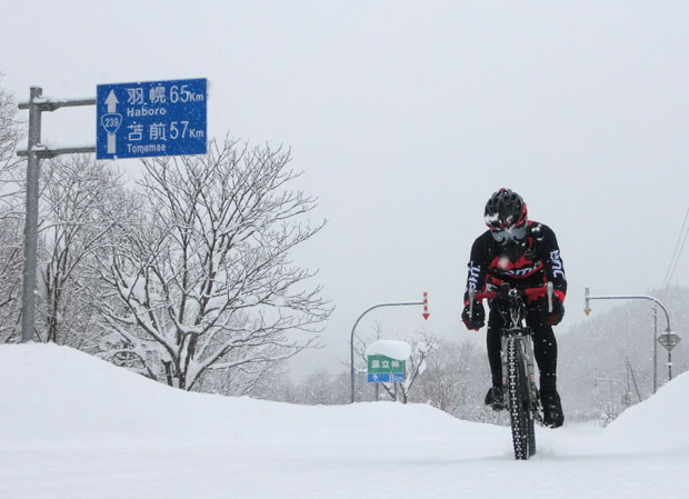 K au pied de la montagne