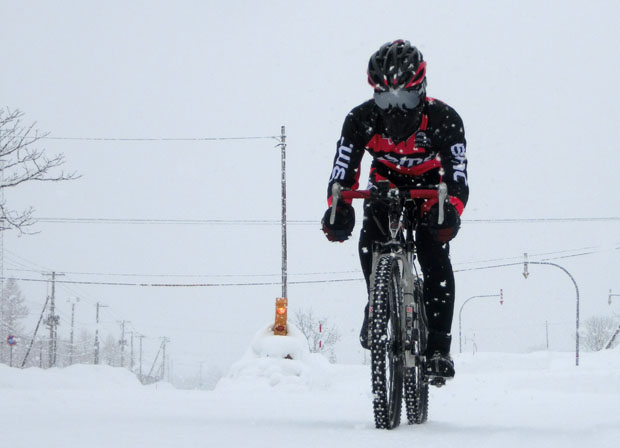 K au pied de la montagne