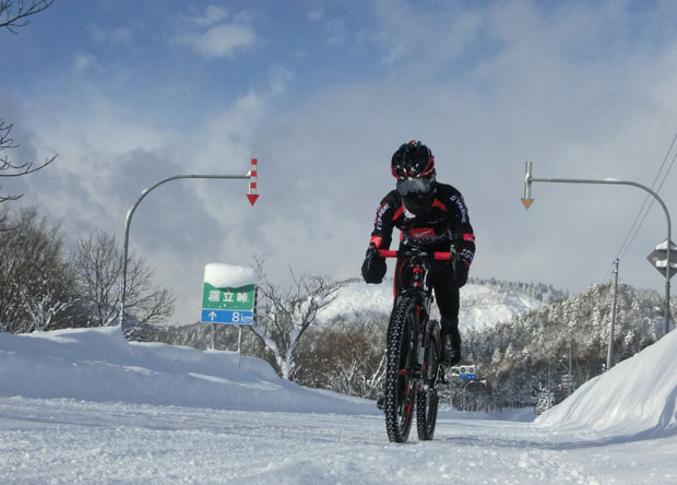 K au pied de la montagne