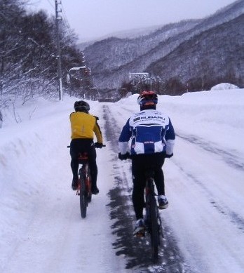 Dr.K et M.Takahashi dans la montée du Col d'Asari