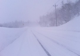 Blizzard in der Steigung vom Kenashipass