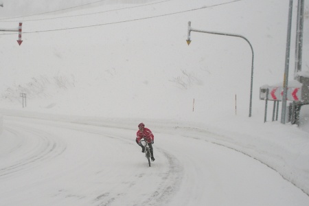 Tesseract in the descent of the Kenashi Pass