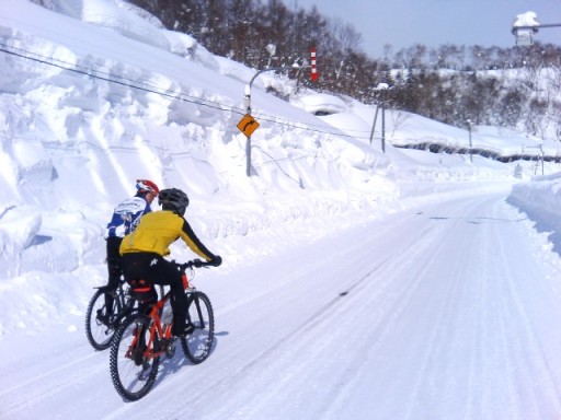 Mr.Takahashi and Dr.K on the ascent of the Tohmaru Pass