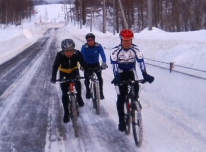 M.Takahashi, Dr.K et M.Hiratsuka dans la montée du Col de Kenashi