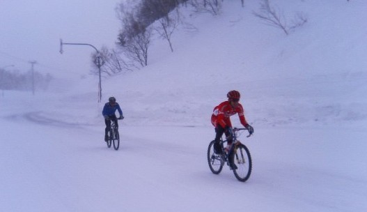 Tesseract et M.Hiratsuka sur le Col de Kenashi