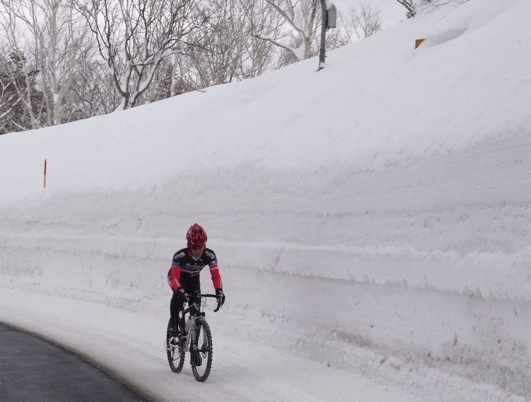 K avec le mur de neige