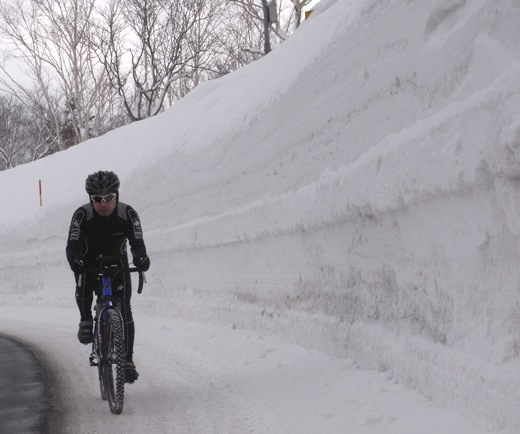 Dr.K avec le mur de neige