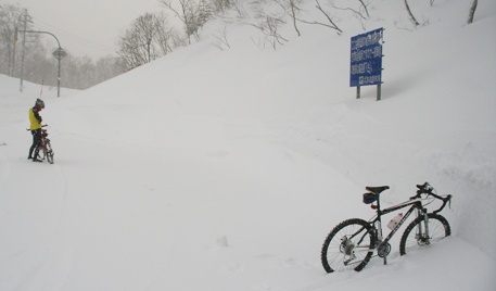 Endroit pour des chasse-neige pour faire demi-tour au Col de Kenashi