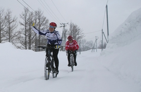 Mr.Takahashi and Tesseract on the small hill in Akaigawa (Tokiwa)