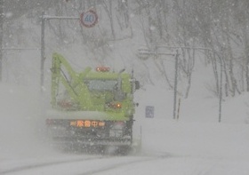 Chasse-neige sur le Col de Kenashi