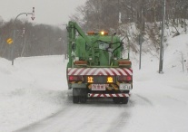 Schneefräse in der Steigung vom Tohmarupass