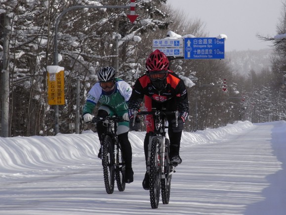 K and Mr.Suzuki at the foot of the mountain