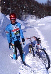 Vélo coincé dans la neige