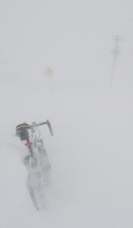 Bici di Tesseract in un blizzard di superficie